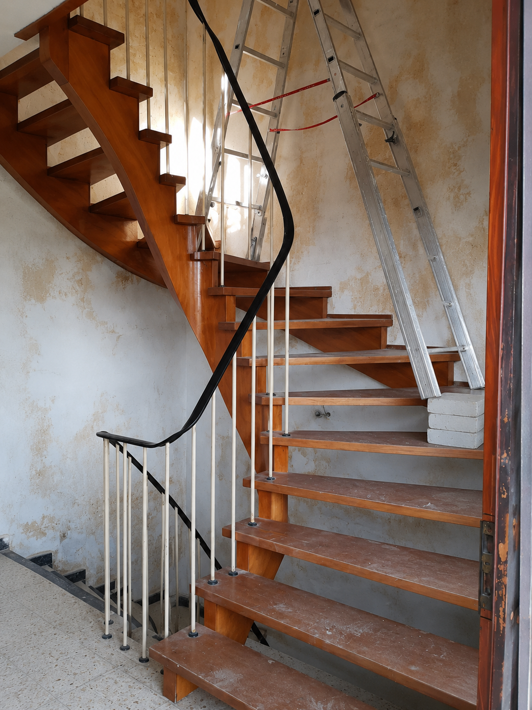 Holztreppe vor der Folierung